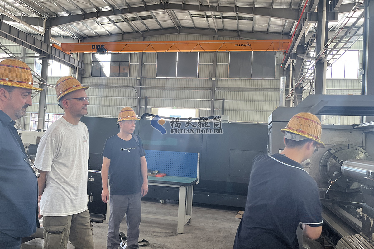 歡迎意大利木材加工設(shè)備客戶來訪福天輥筒1.jpg