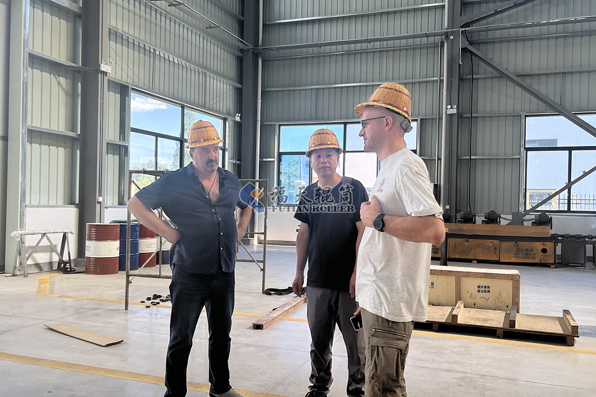 歡迎意大利木材加工設(shè)備客戶來訪福天輥筒2.jpg